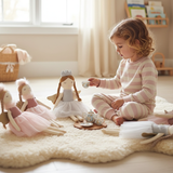 Kind bei Teeparty mit Princess Luna Puppe