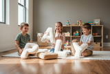 Kinder spielen mit Off-White Buchstaben