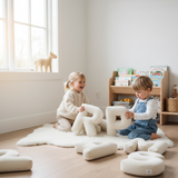 Kinder spielen mit Off-White Buchstaben
