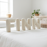 Off-White Buchstaben auf Bett