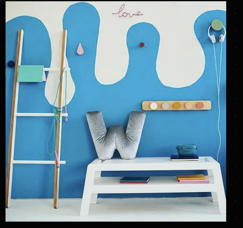 W on Bench Silver-Gray Sharp